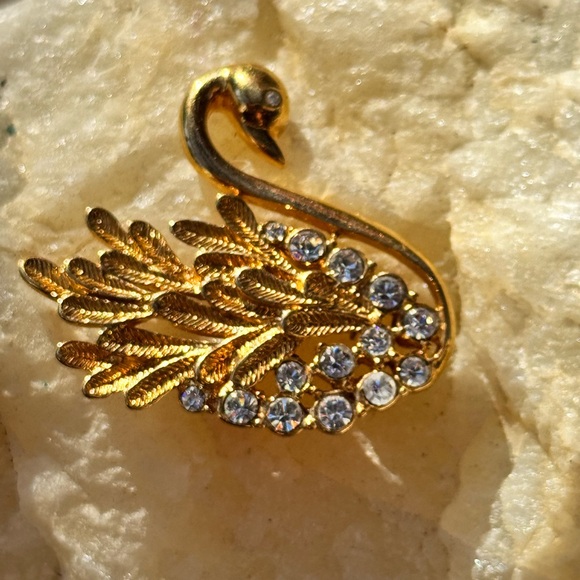 A Sparkly Gold Toned Swan with Beautiful Feathers Brooch - Picture 4 of 10